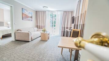 Standaard suite | Hypoallergeen beddengoed, een minibar, een kluis op de kamer, een bureau