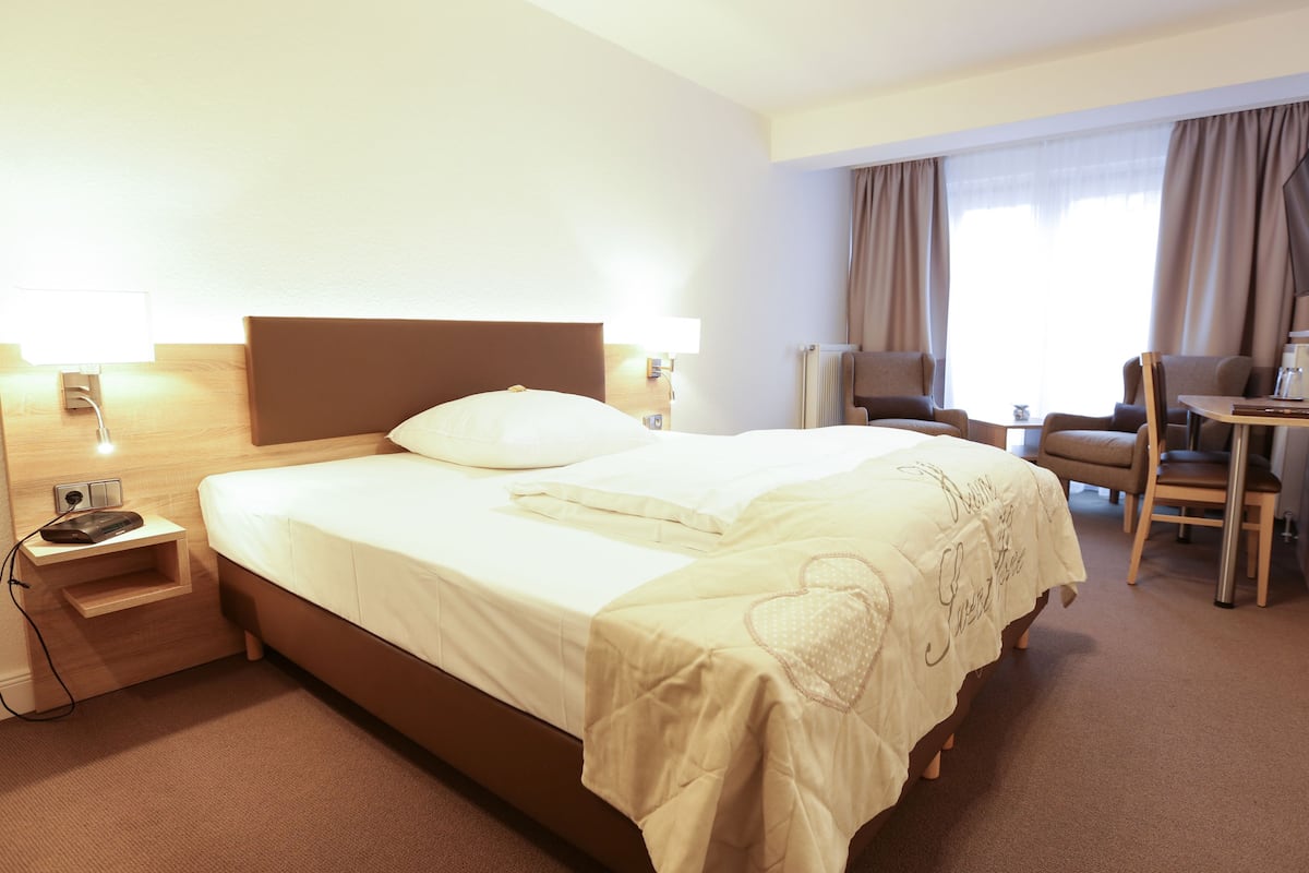 Hypo-allergenic bedding, minibar, in-room safe, desk