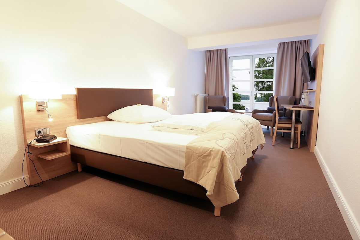 hypo-allergenic bedding, minibar, in-room safe, desk