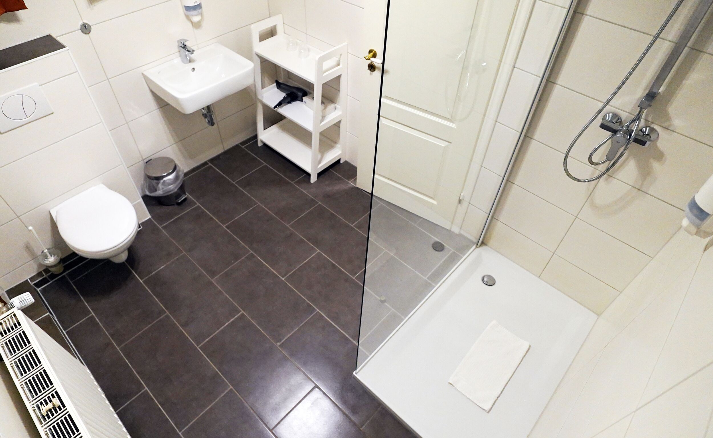 triple room | bathroom | shower, free toiletries, hair dryer, towels