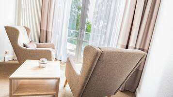 Doppelzimmer, Seeblick | Allergikerbettwaren, Minibar, Zimmersafe, Schreibtisch