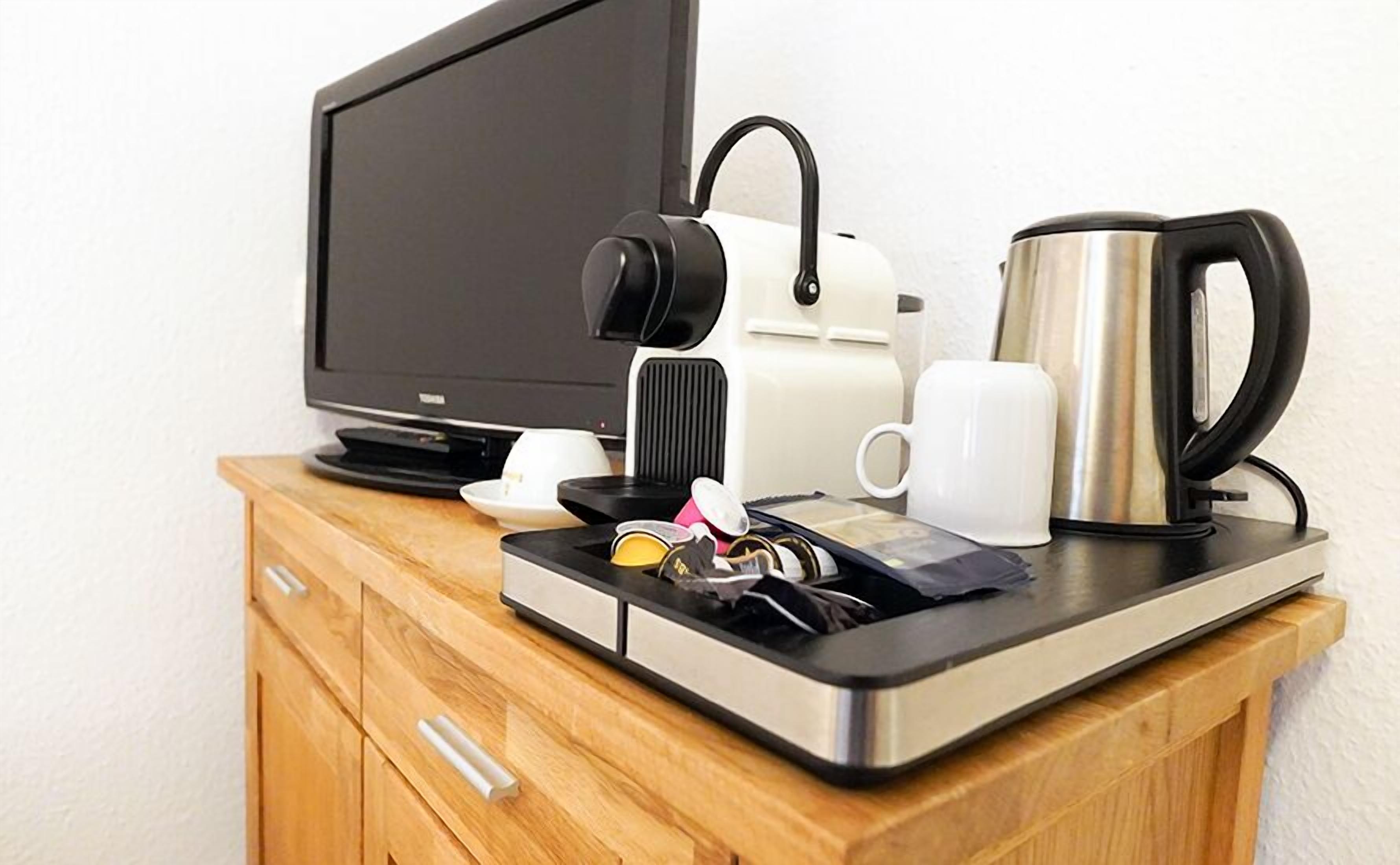 economy single room, 1 single bed | hypo-allergenic bedding, minibar, in-room safe, desk