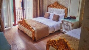 ميني بار وخزنة داخل الغرفة ومكتب وتجهيزات عازلة للصوت