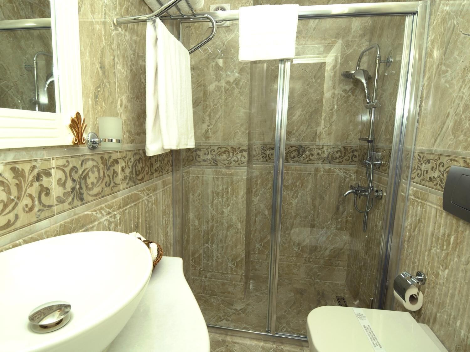 Dusche, Haartrockner, Hausschuhe, Bidet