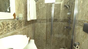 Dusche, Haartrockner, Hausschuhe, Bidet