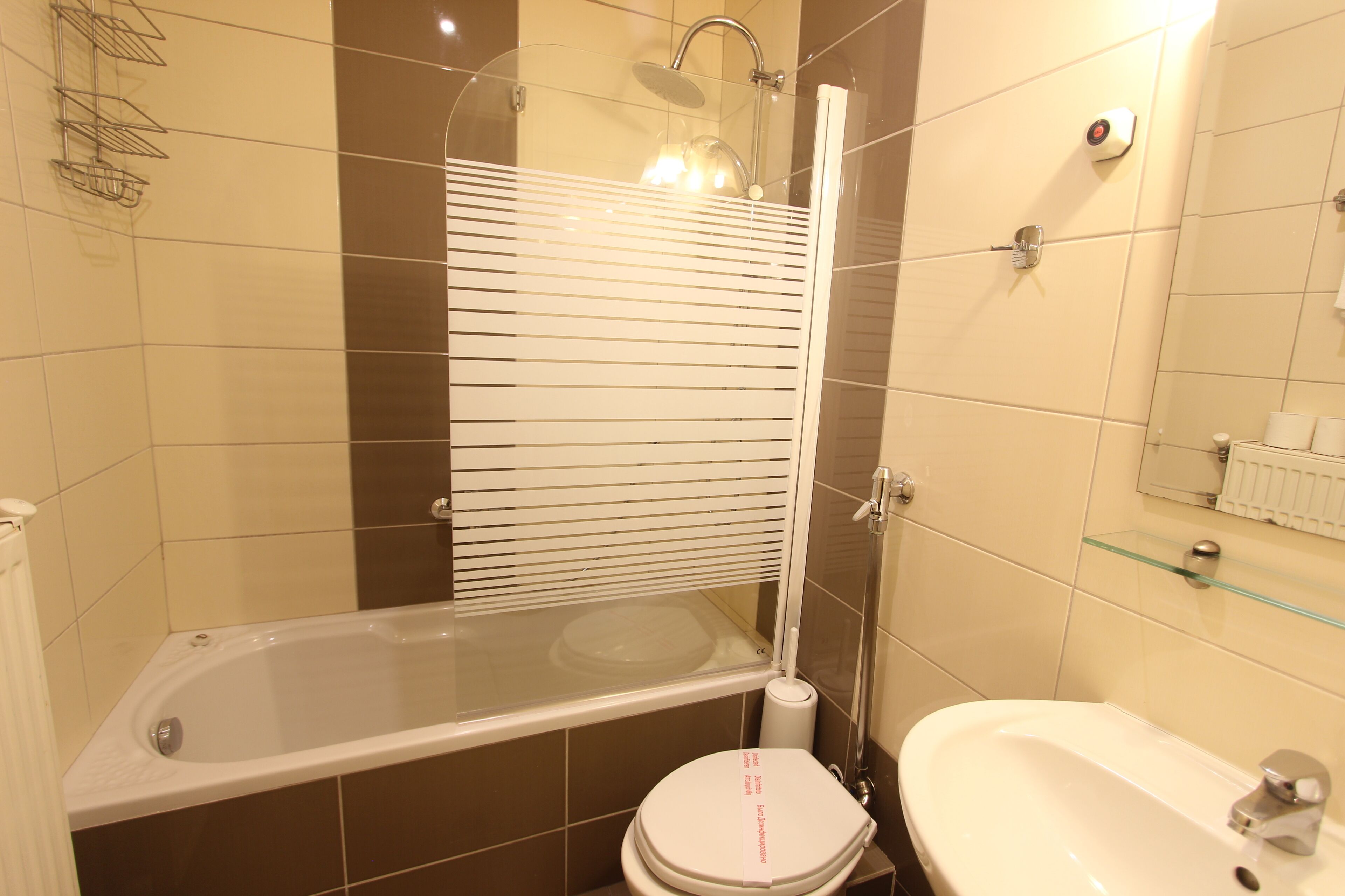Un baño con bañera, inodoro y lavamanos.