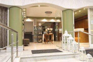 Property entrance - Hotel Mallas (Nea Propontida)