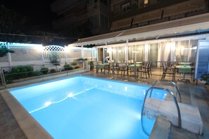 Outdoor pool, pool umbrellas, sun loungers - Hotel Mallas (Nea Propontida)