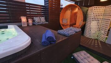 Sauna, hot tub