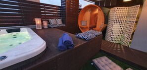 Sauna, hot tub