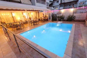 Outdoor pool, pool umbrellas, pool loungers - Hotel Mallas (Nea Propontida)