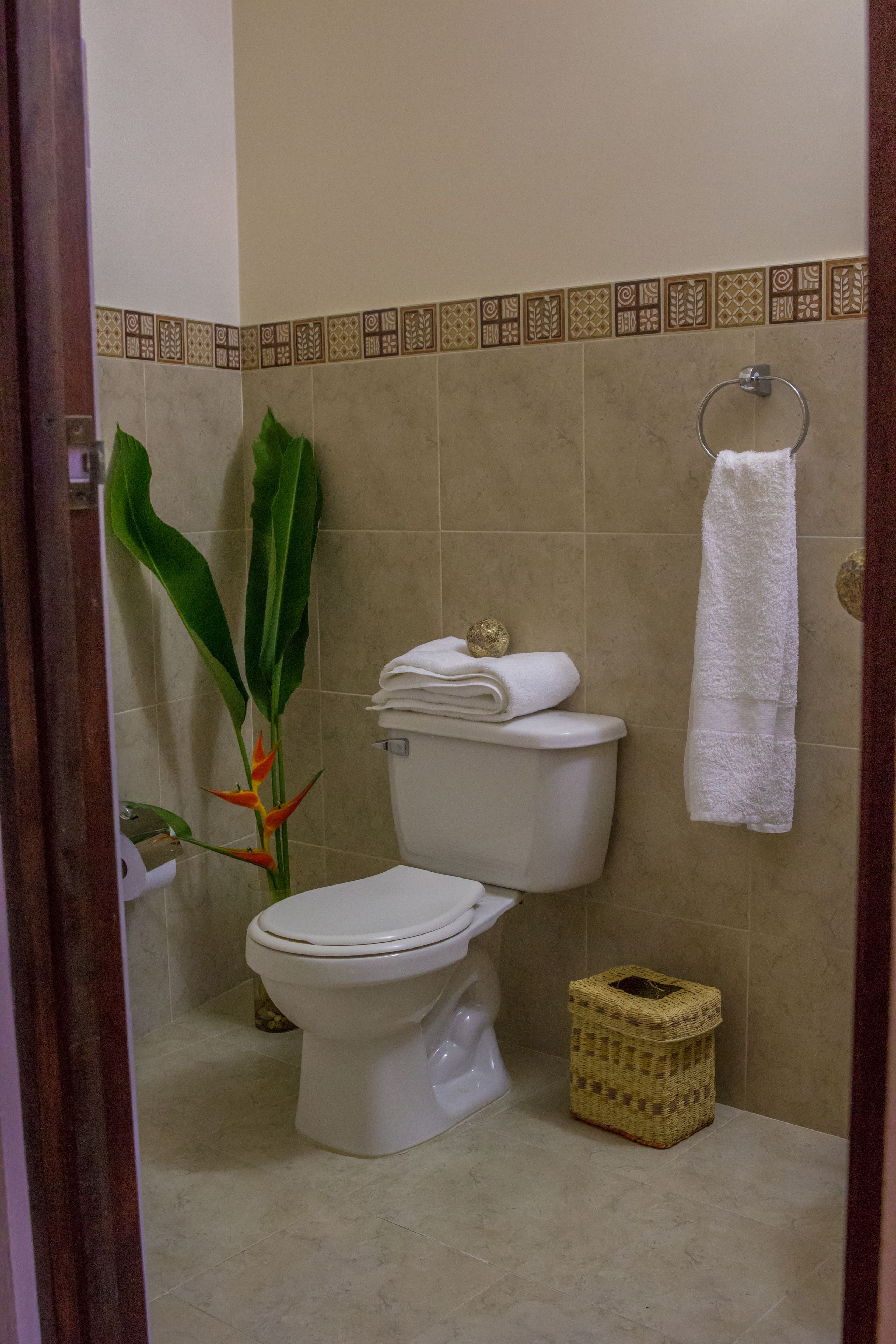 separate bathtub and shower, hair dryer, towels