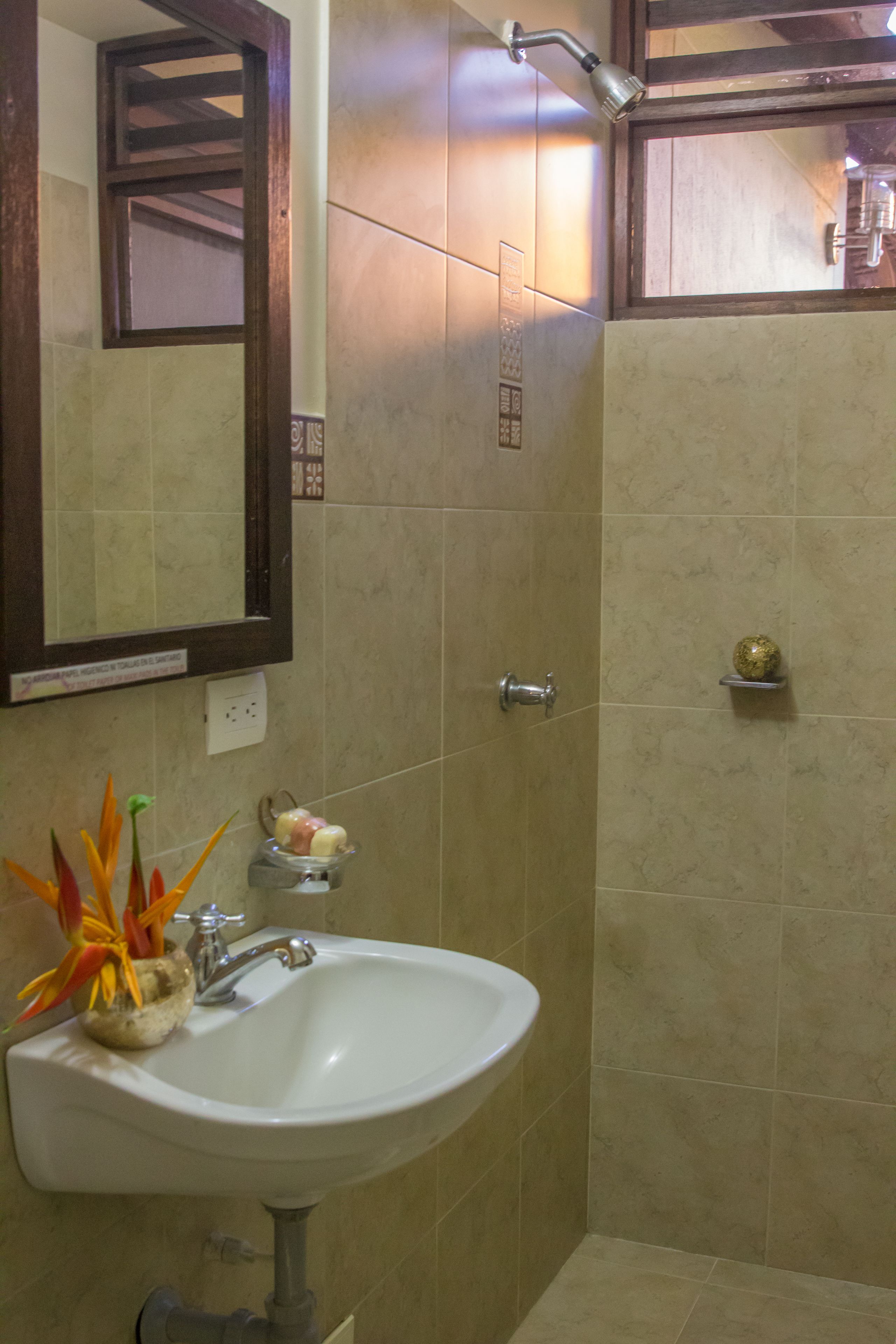 separate bathtub and shower, hair dryer, towels