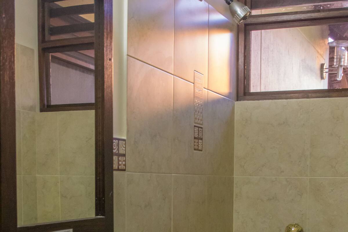 separate bathtub and shower, hair dryer, towels