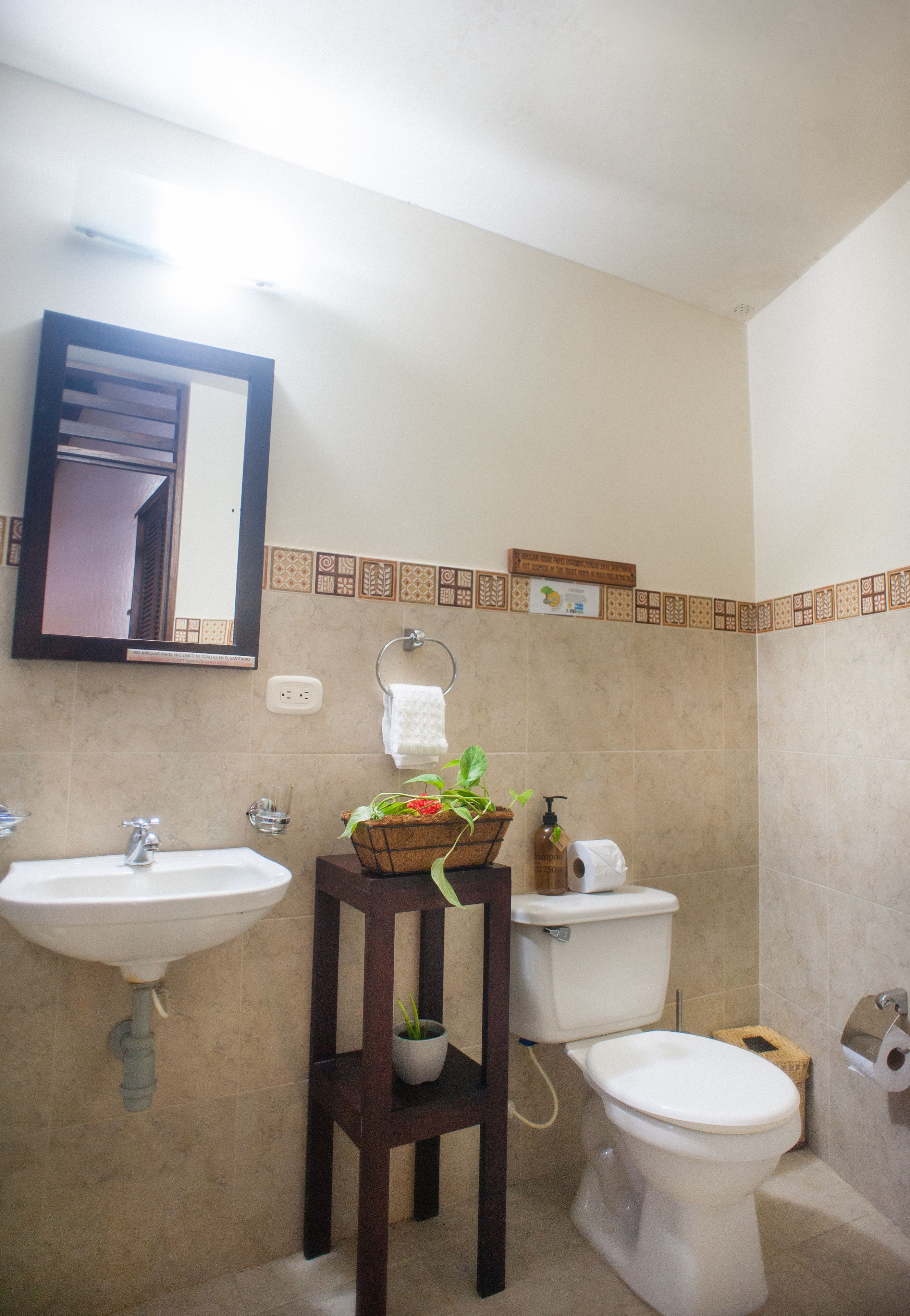 separate bathtub and shower, hair dryer, towels