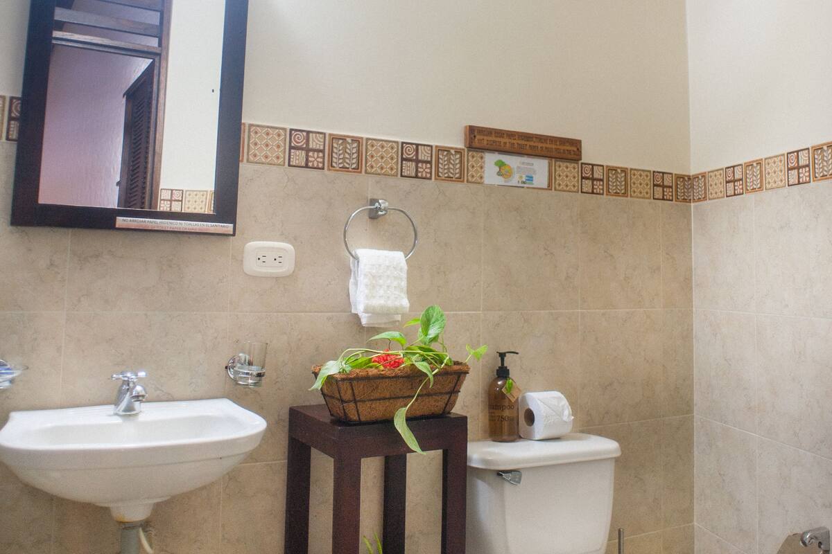 separate bathtub and shower, hair dryer, towels