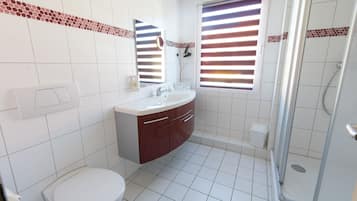 Doppelzimmer | Badezimmer | Dusche, Haartrockner, Handtücher