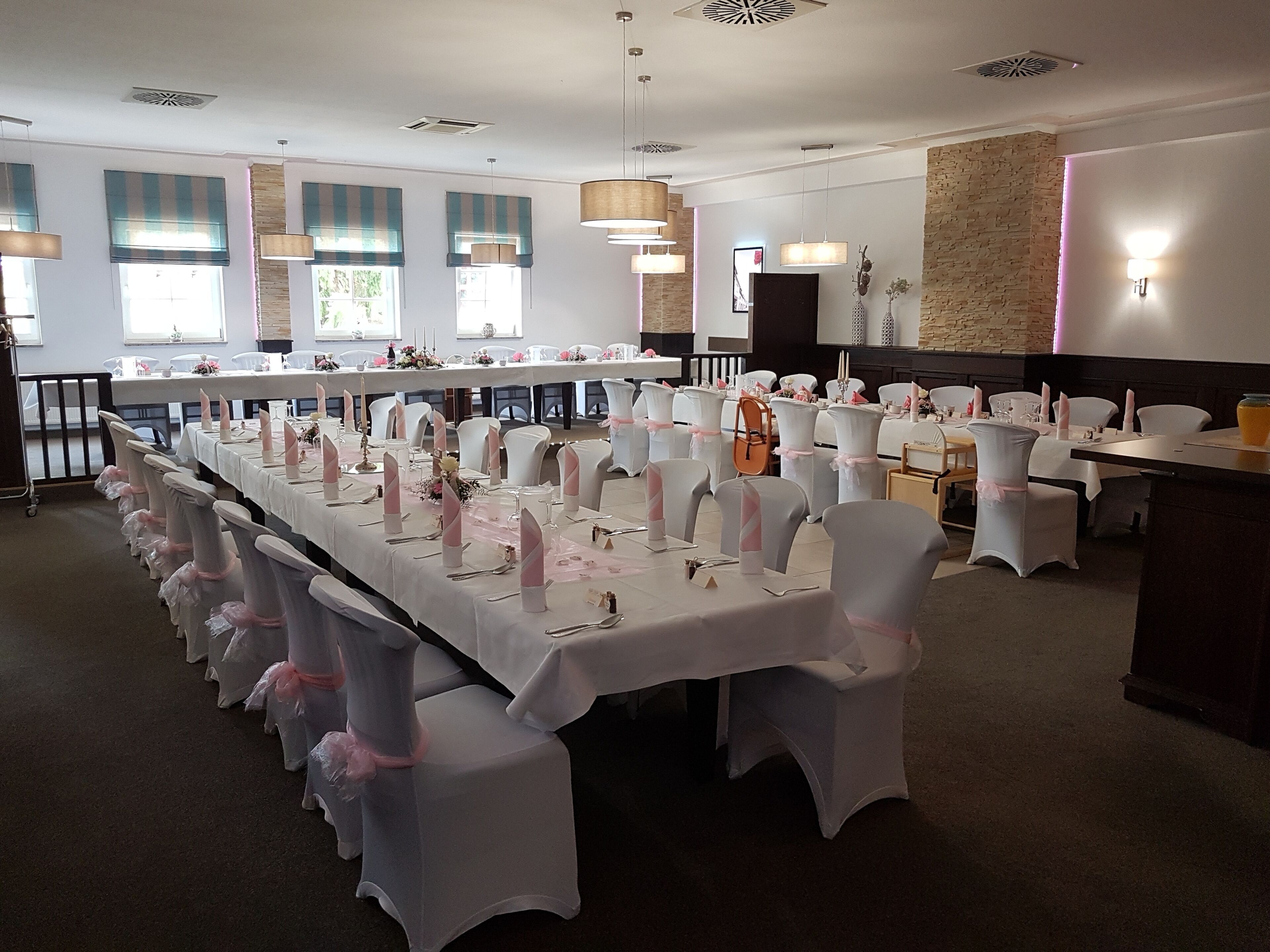 breakfast, lunch served; international cuisine, al fresco dining