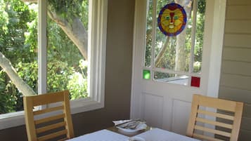 Päivittäinen englantilainen aamiainen (80 ZAR per henkilö)