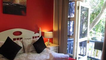 Häämatkahuone, oma kylpyhuone | 1 makuuhuone, allergiatestatut vuodevaatteet, tallelokero huoneessa