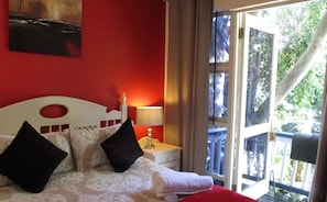 Häämatkahuone, oma kylpyhuone | 1 makuuhuone, allergiatestatut vuodevaatteet, tallelokero huoneessa