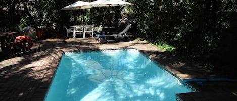 Utendørsbasseng og solsenger