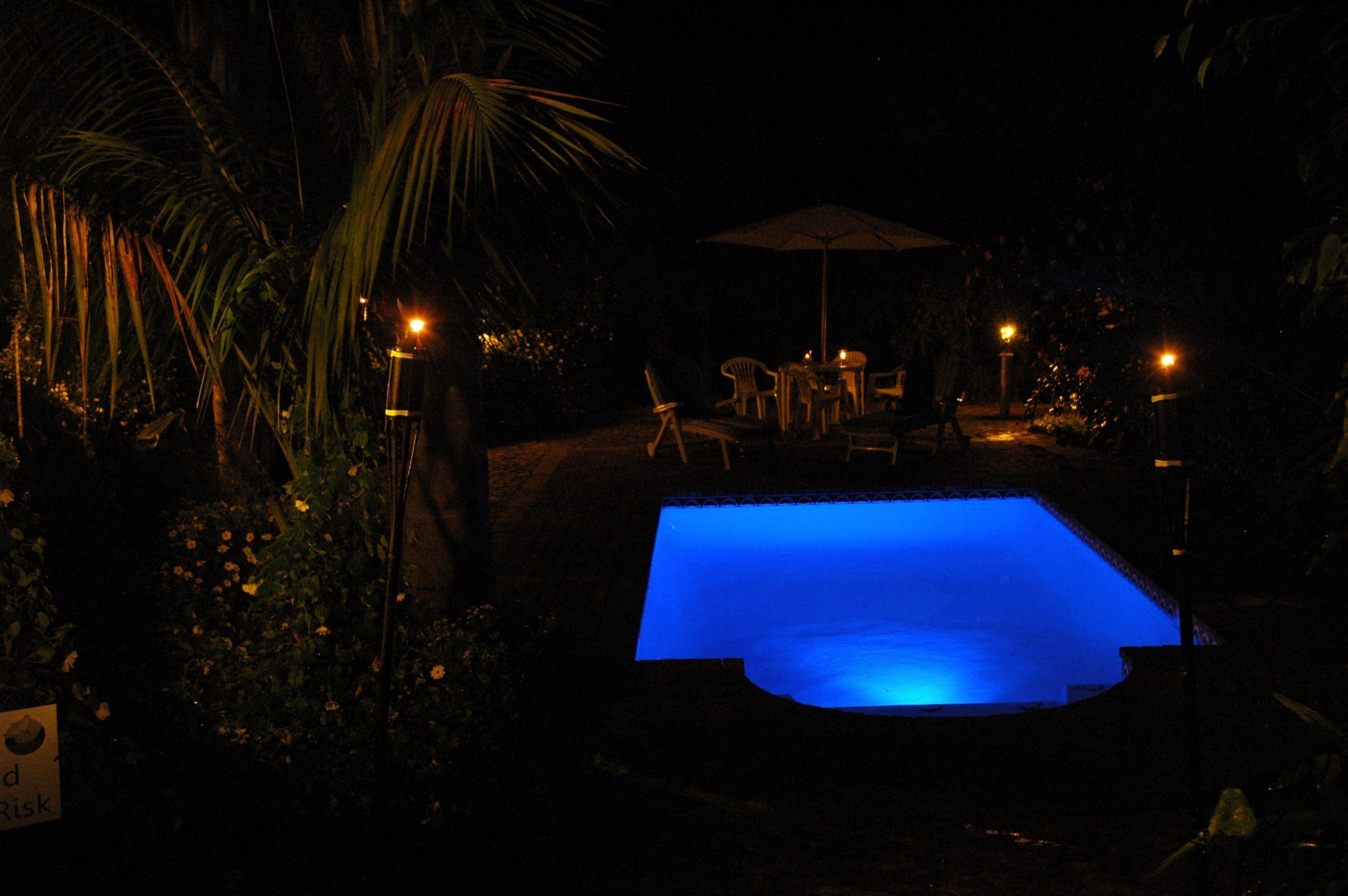 Una piscina al aire libre, tumbonas