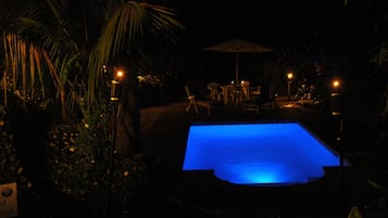 Ulkouima-allas, aurinkotuoleja