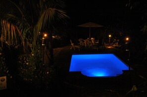 Piscina a l'aire lliure i gandules 