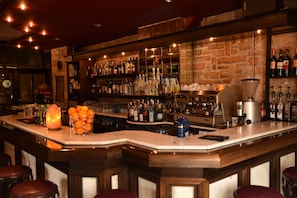 Bar (on property) - Mont Helmos Hotel (Kalavrita)