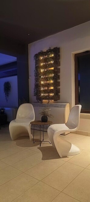 Piscine extérieure (ouverte en saison), parasols de plage