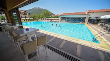 Seasonal outdoor pool, pool umbrellas, sun loungers