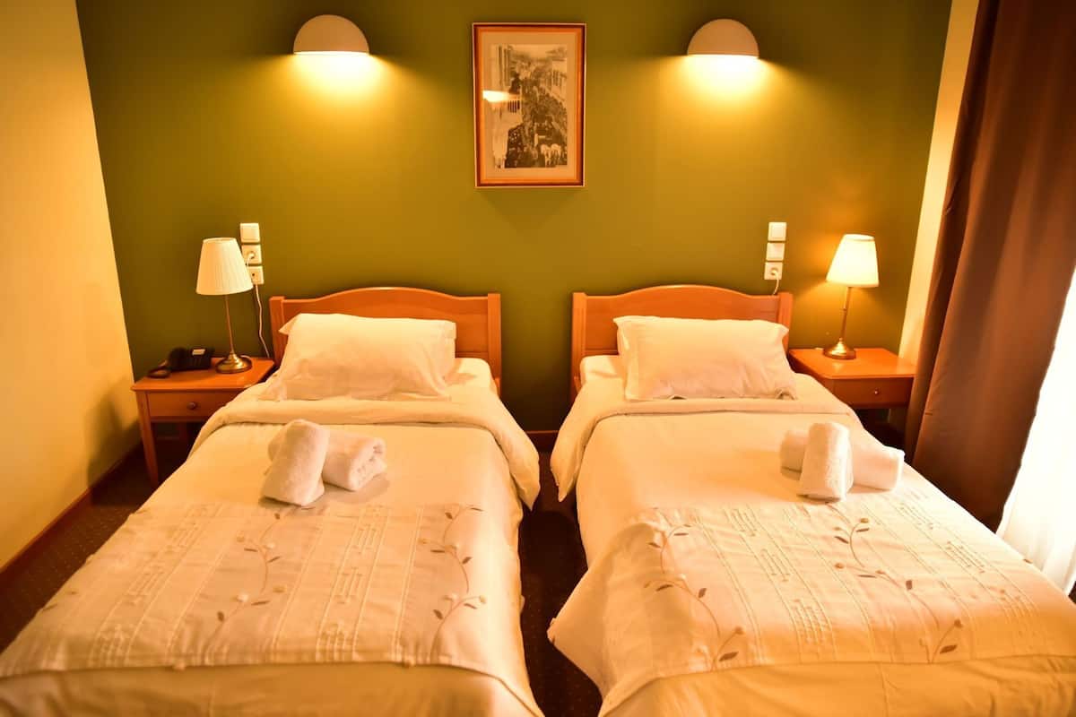 Zimmersafe, Verdunkelungsvorhänge, kostenlose Babybetten