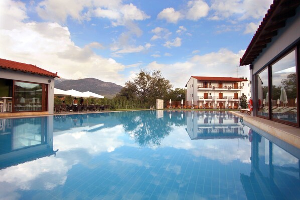 Alberca al aire libre por temporada y sombrillas en la alberca 