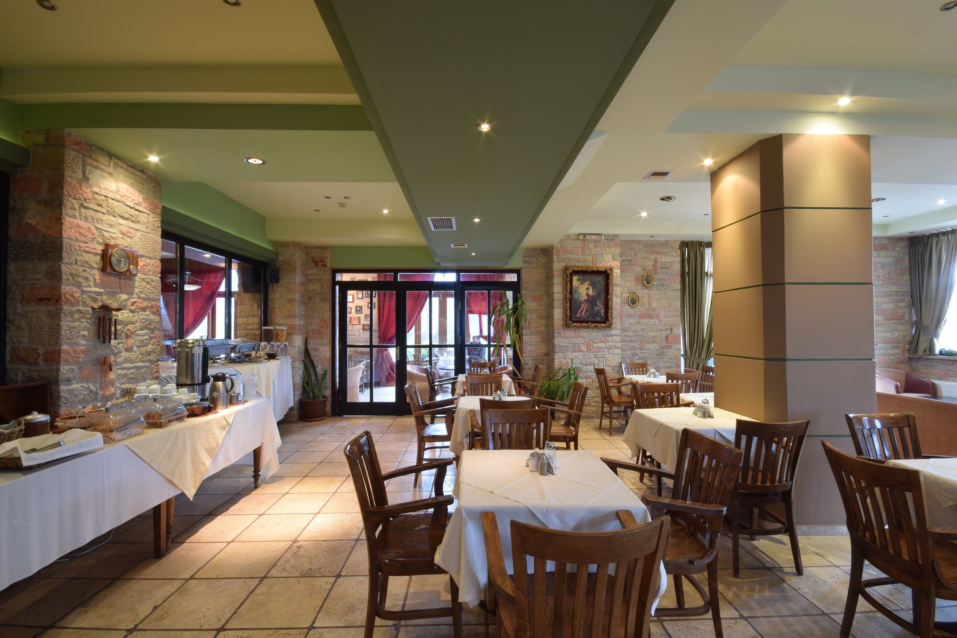 Ein Restaurant mit Ziegelwänden, Holztischen und -stühlen.