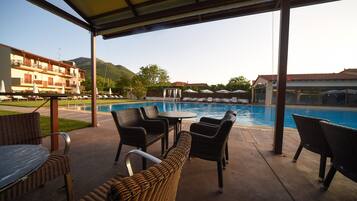 Seasonal outdoor pool, pool umbrellas, sun loungers