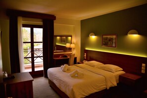 Habitación con 1 cama matrimonial o 2 individuales | Caja de seguridad en la habitación, cortinas blackout y cunas gratuitas 