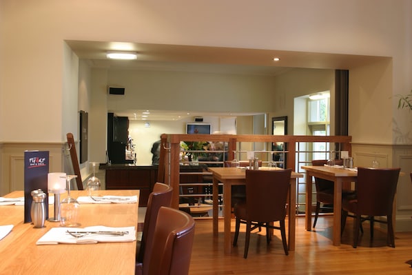 2 restaurantes; se sirven desayunos, almuerzos, cenas y cocina local