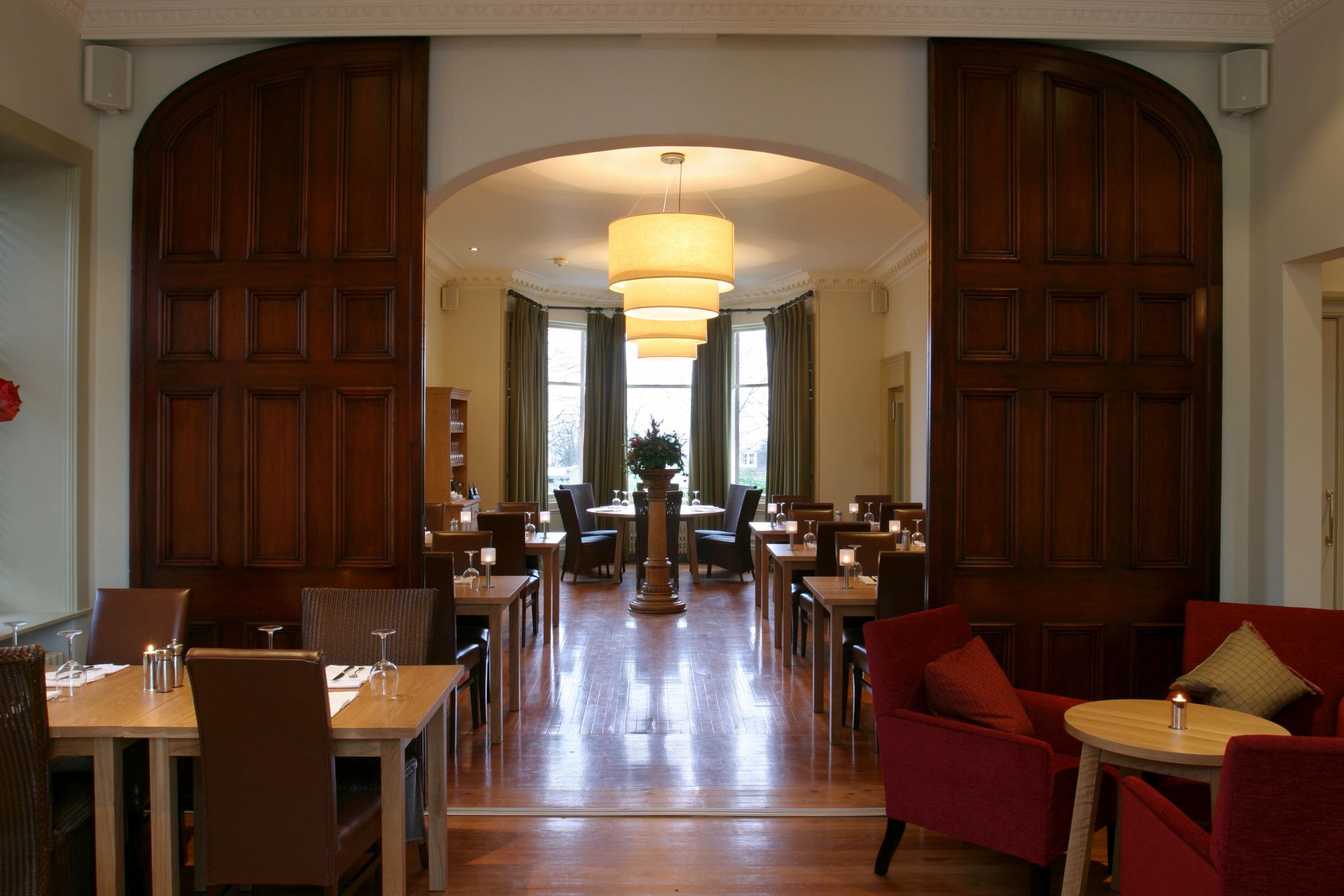 2 nhà hàng, phục vụ bữa sáng, bữa trưa, bữa tối, đặc sản địa phương 