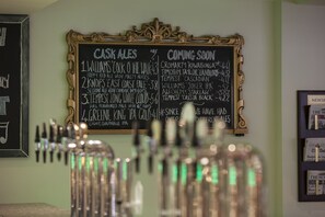 Sert le petit déjeuner, le déjeuner et le dîner