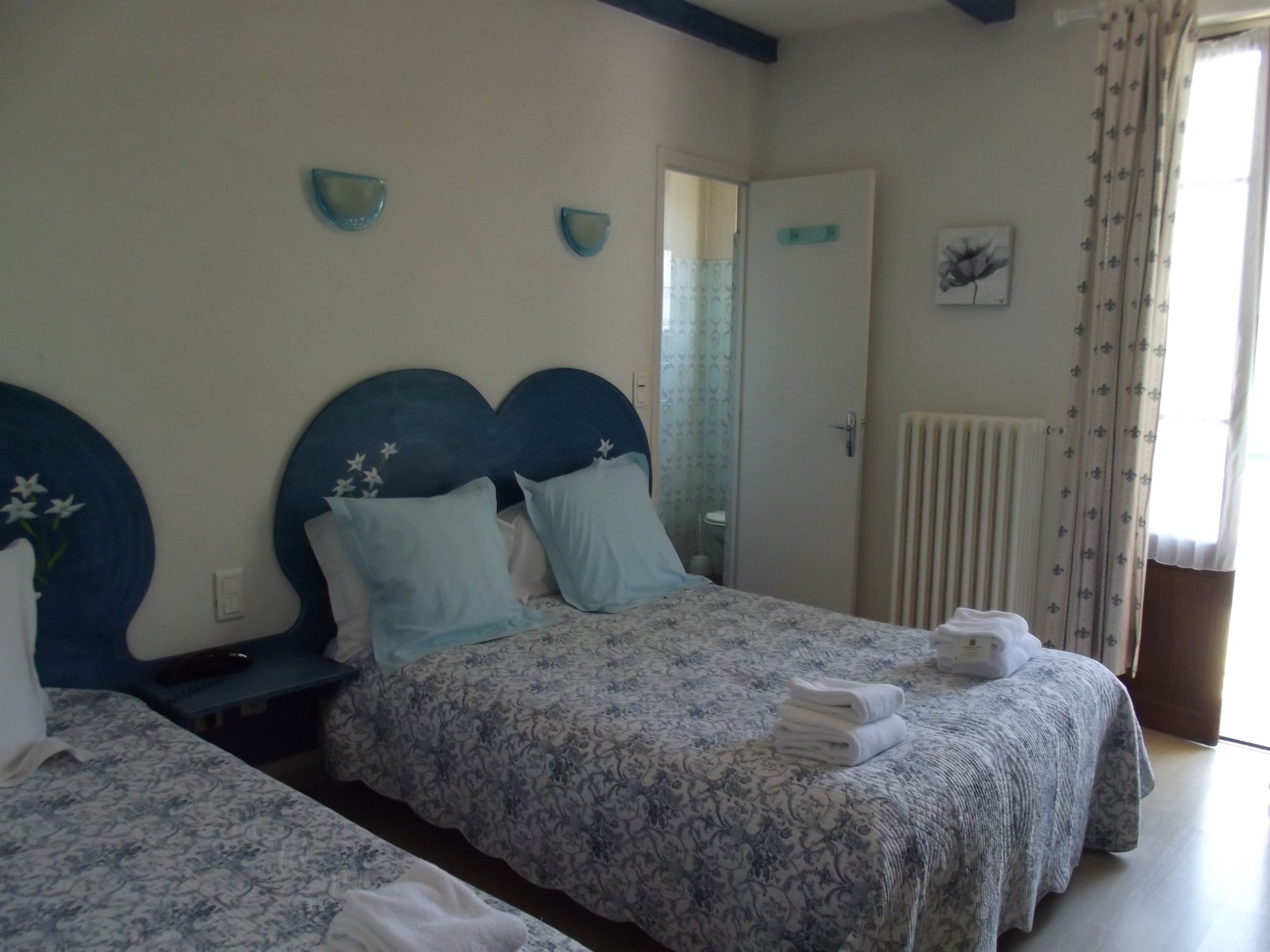 triple room | desk, soundproofing, iron/ironing board, free cots/infant beds