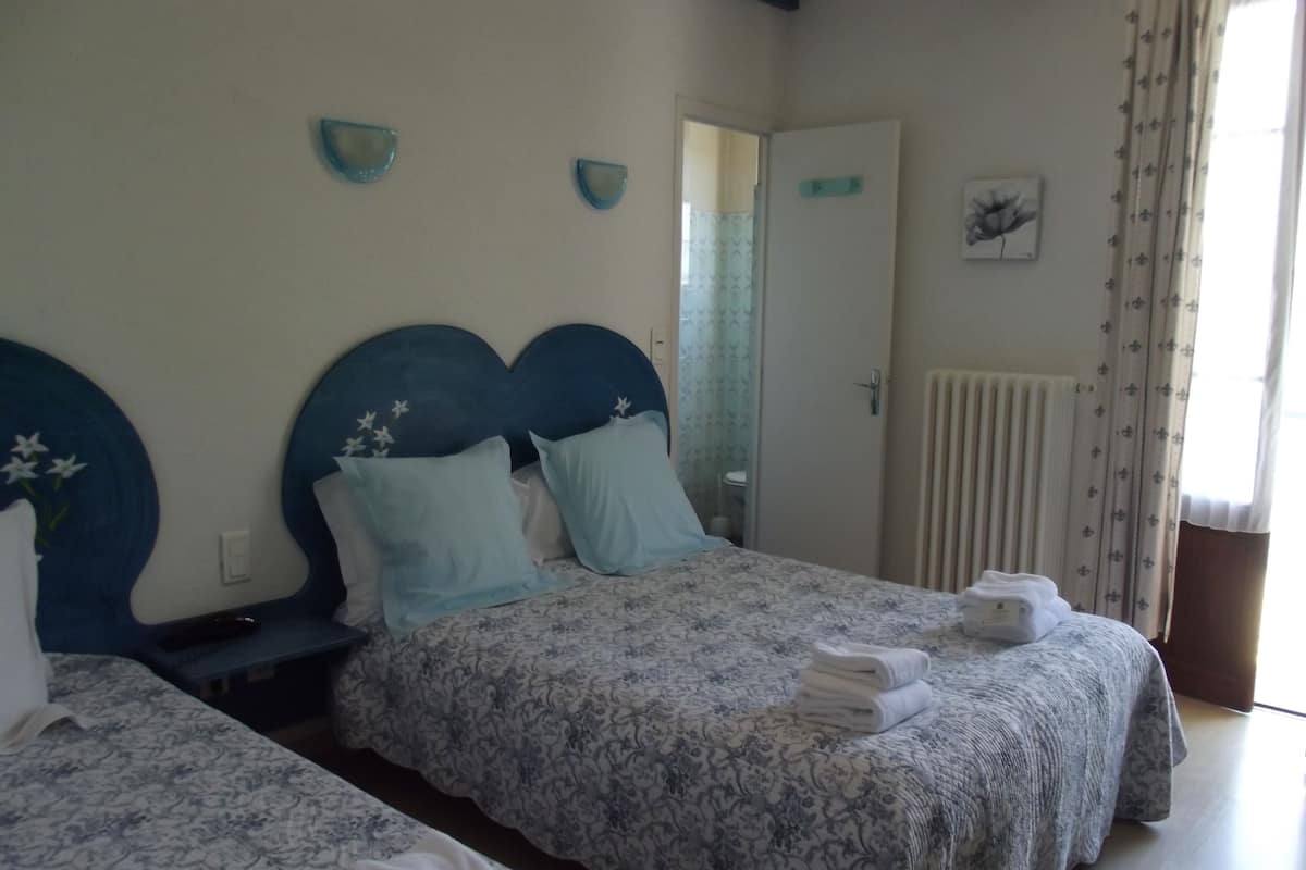 triple room | desk, soundproofing, iron/ironing board, free cots/infant beds