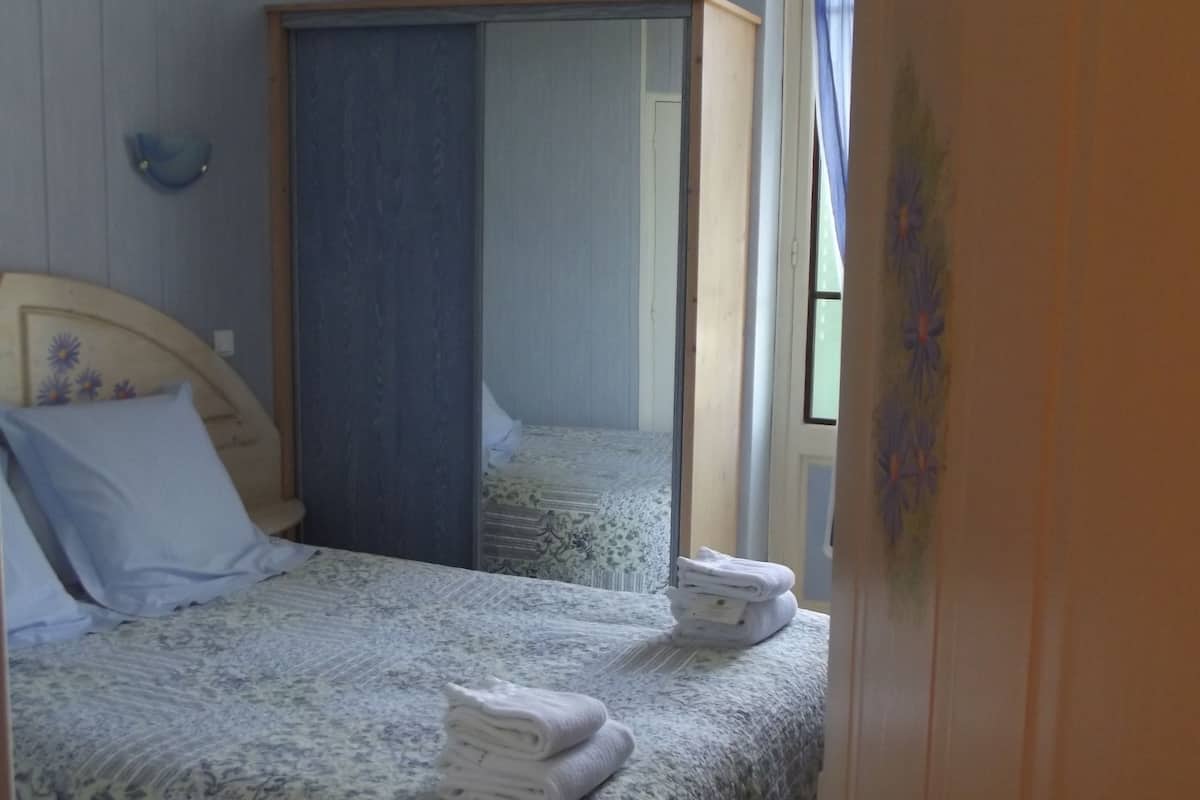 double room | desk, soundproofing, iron/ironing board, free cots/infant beds