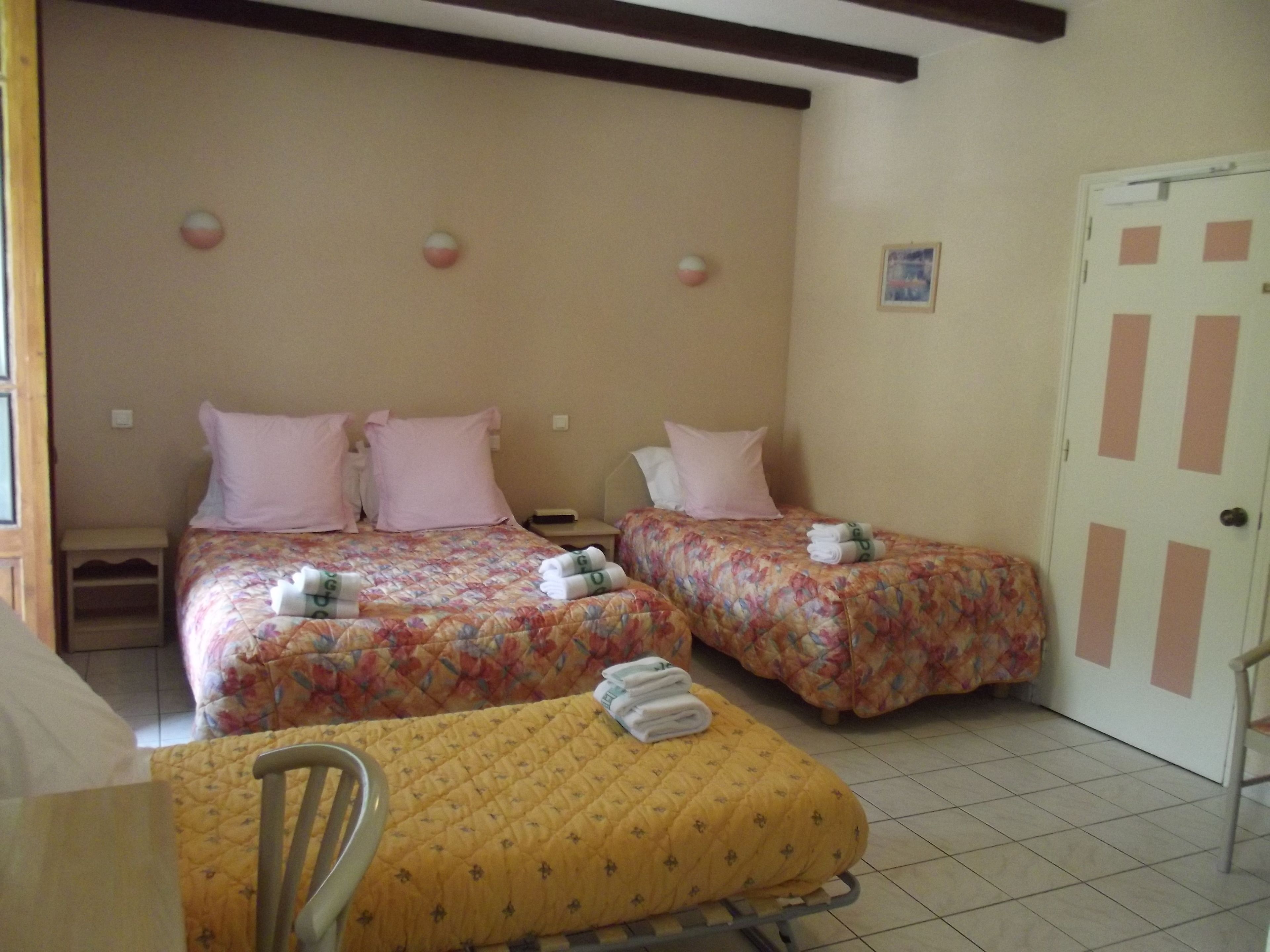 quadruple room | desk, soundproofing, iron/ironing board, free cots/infant beds