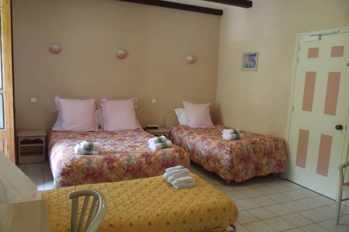 quadruple room | desk, soundproofing, iron/ironing board, free cots/infant beds