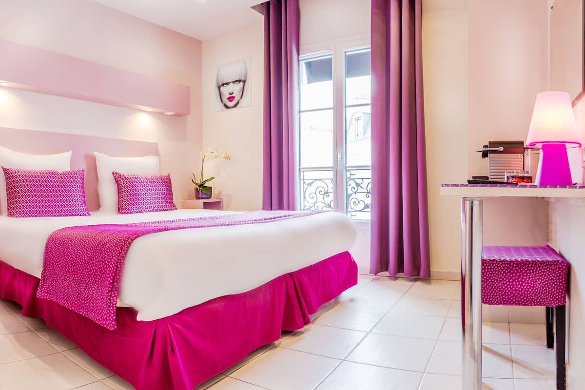 Een kluis op de kamer, een bureau, gratis wifi, beddengoed