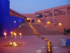 Fachada de la propiedad por la tarde o noche