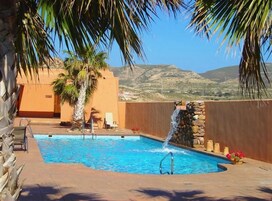 室外游泳池，日光浴躺椅