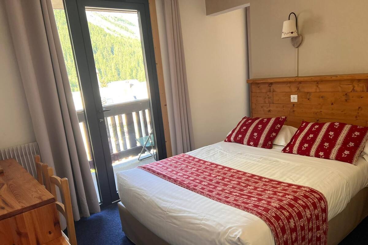 Triple Room, Mountain View | Desk, soundproofing, iron/ironing board (on request), WiFi (free)