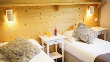 Double Room | Desk, soundproofing, iron/ironing board, free cribs/infant beds